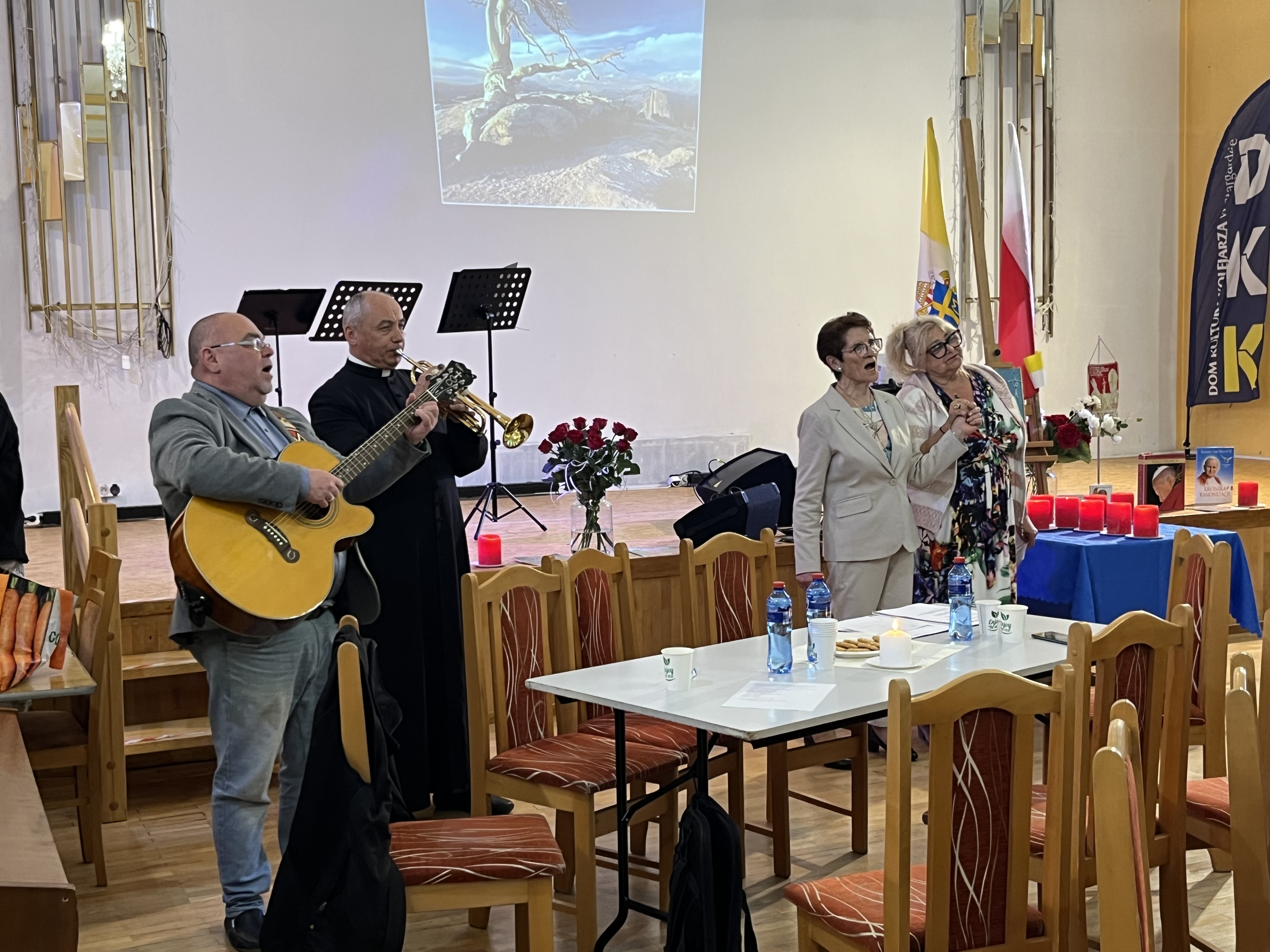 Tu kliknij, aby powi�kszy� i przegl�da� zdj�cia z tej uroczysto�ci